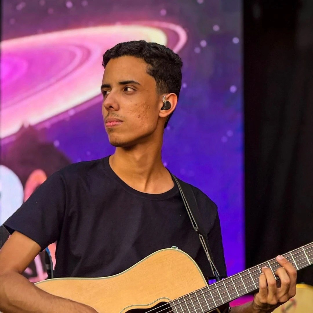 Patrick German tocando no palco
